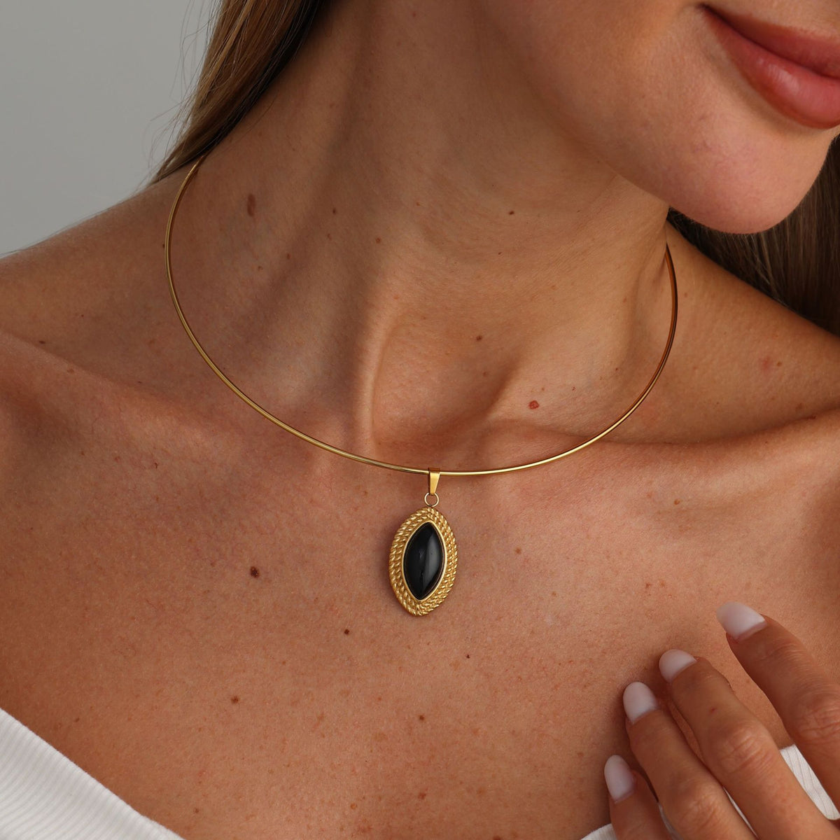 Minimalist Resin Pendant Choker Necklace